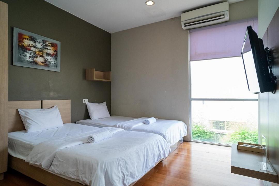 Three J 2 Wisma tamu