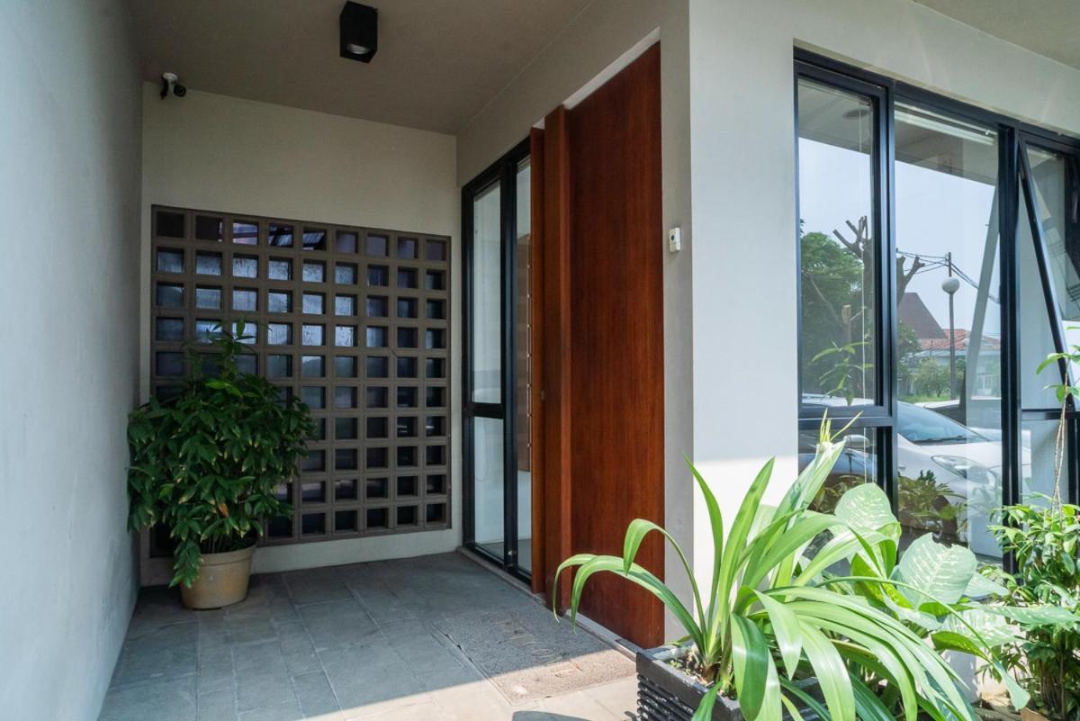 Three J 2 Wisma tamu